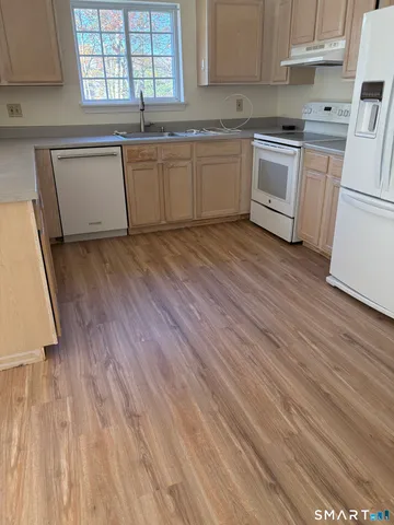 $329,000 | 310 Boston Post Road, Unit 90, Waterford, CT 06385