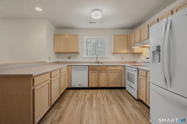 $329,000 | 310 Boston Post Road, Unit 90, Waterford, CT 06385