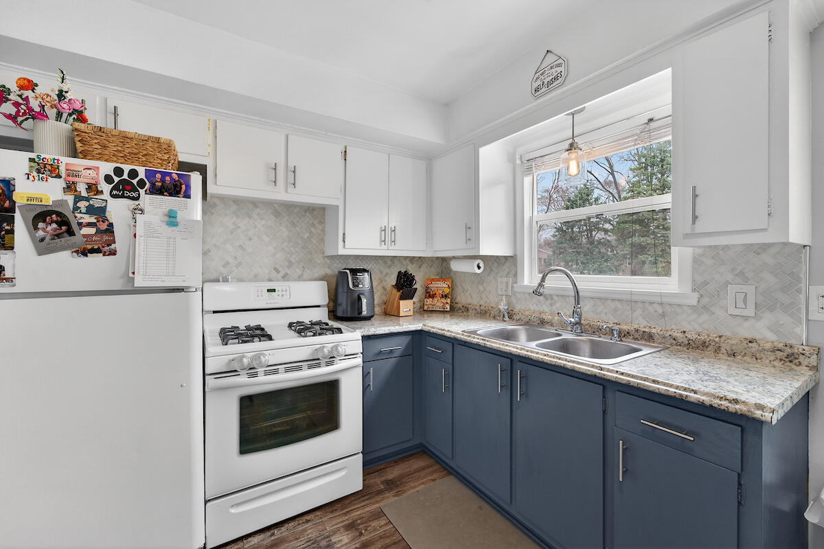 24 Oregon Street Racine, WI 53405 - Photo 9 of 30 Kitchen