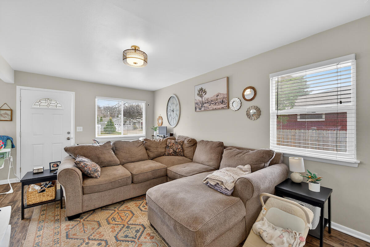 24 Oregon Street Racine, WI 53405 - Photo 4 of 30 Living Room