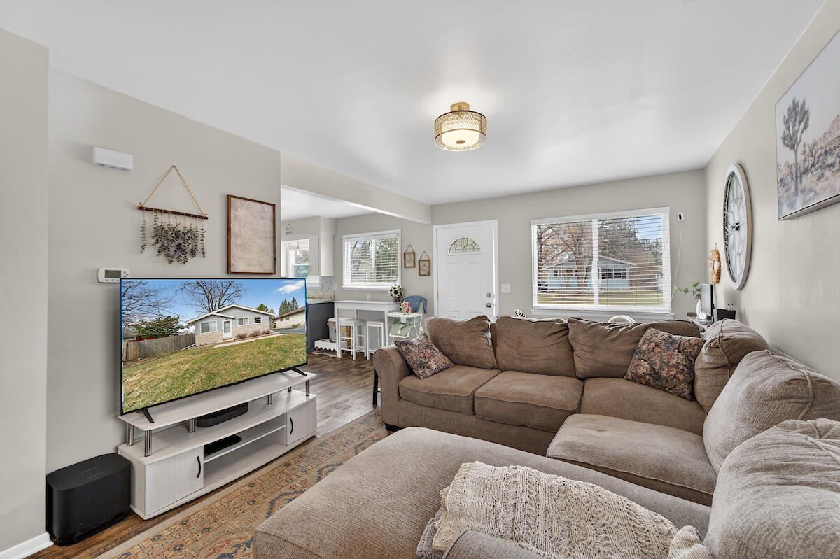 24 Oregon Street Racine, WI 53405 - Photo 5 of 30 Living Room