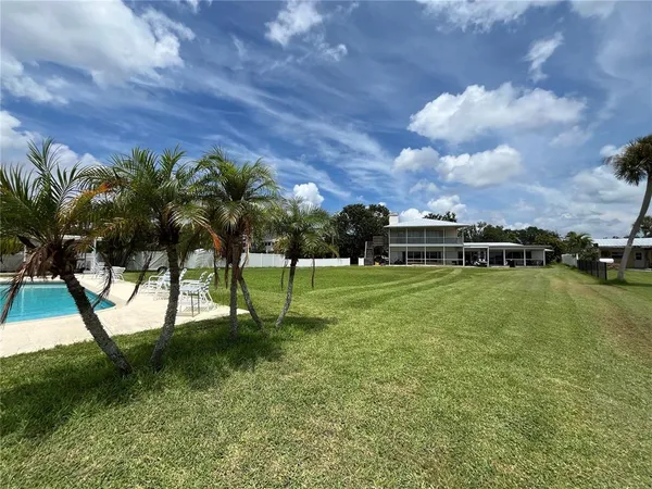 a view of a backyard