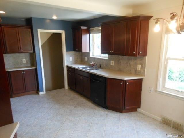 8280 Racine Road Warren, MI 48093 - Photo 6 of 20 DSCN7440.JPG