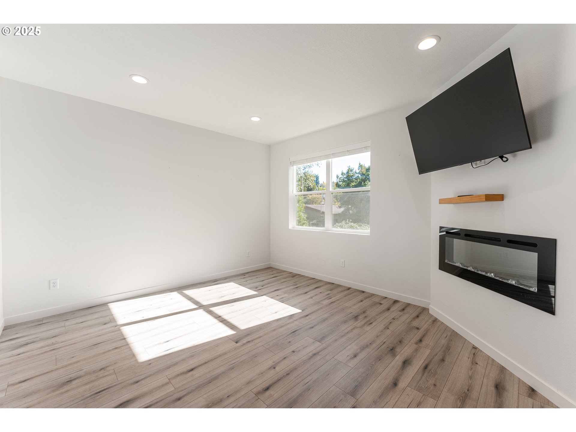 988 Southwest 2nd Way Troutdale, OR 97060 - Photo 3 of 23 Living Room