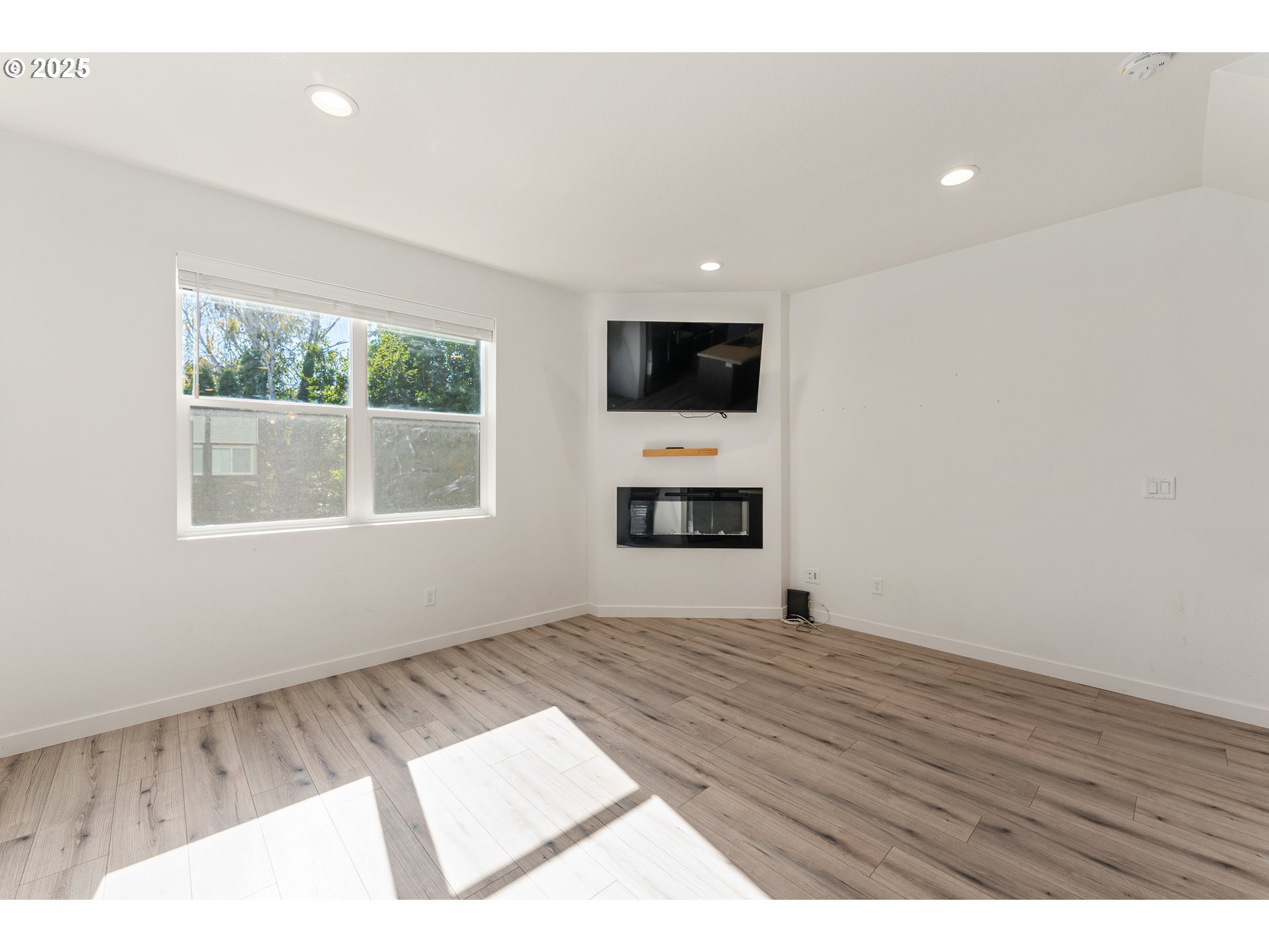 988 Southwest 2nd Way Troutdale, OR 97060 - Photo 4 of 23 Living Room