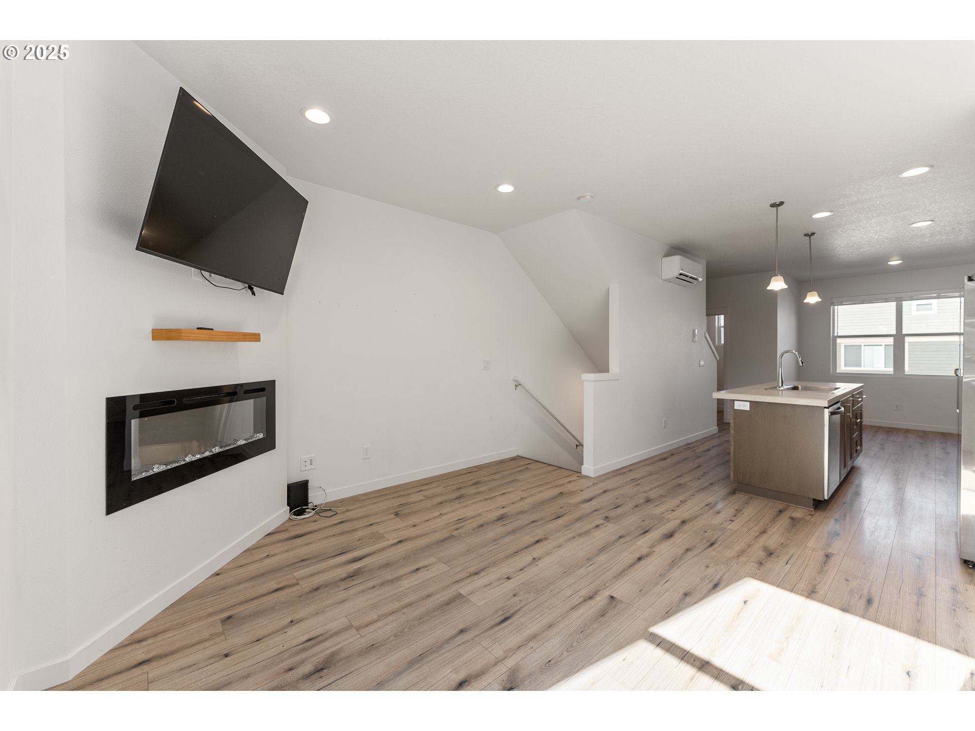 988 Southwest 2nd Way Troutdale, OR 97060 - Photo 5 of 23 Living Room/Dining Room
