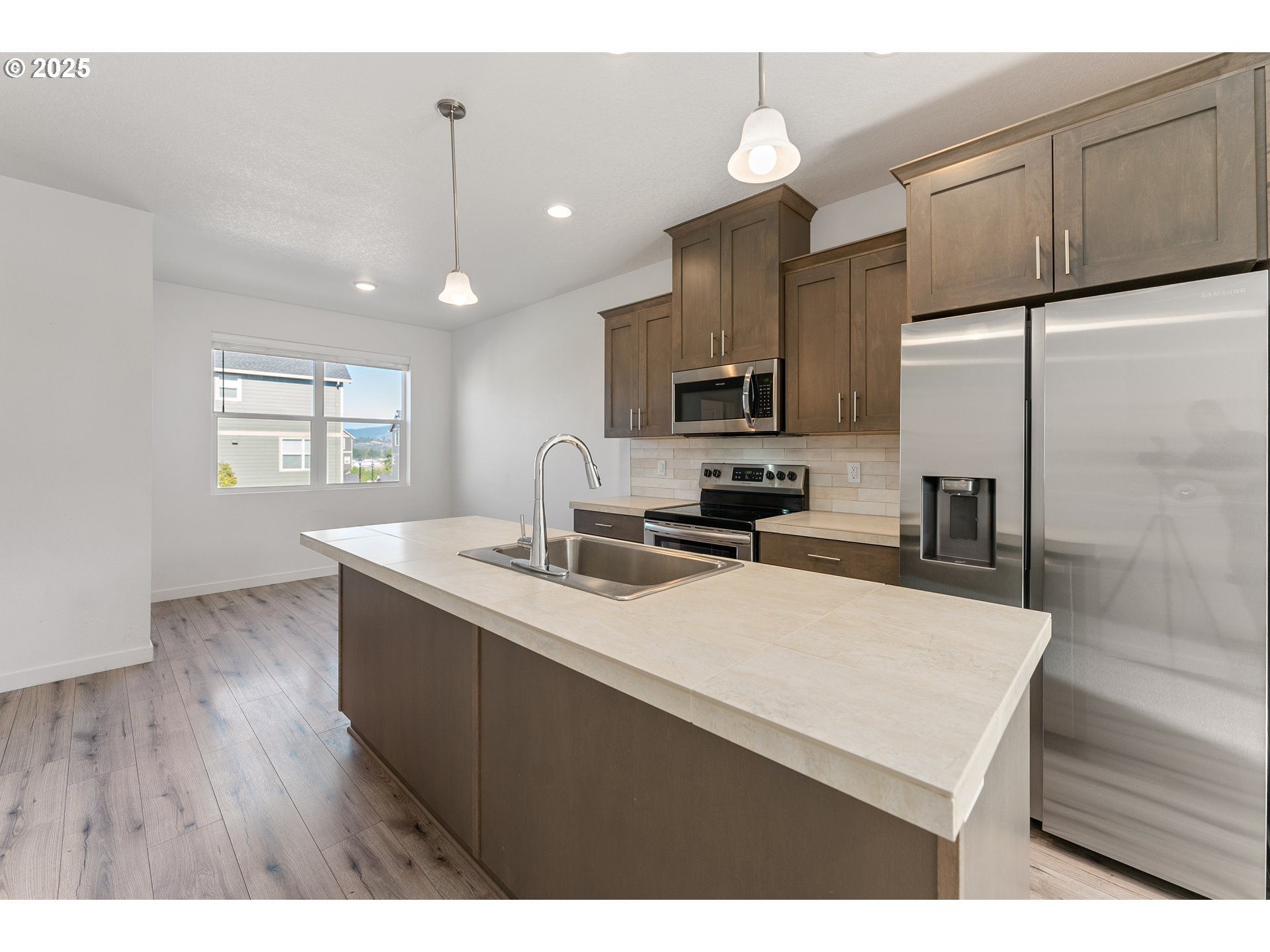 988 Southwest 2nd Way Troutdale, OR 97060 - Photo 7 of 23 Kitchen