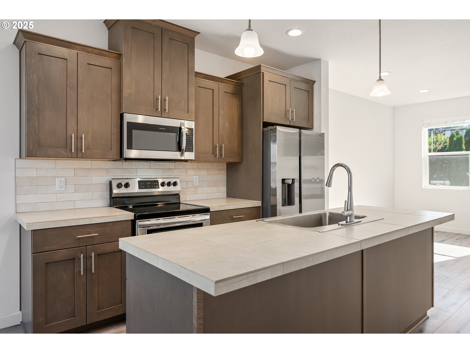 988 Southwest 2nd Way Troutdale, OR 97060 - Photo 8 of 23 Kitchen