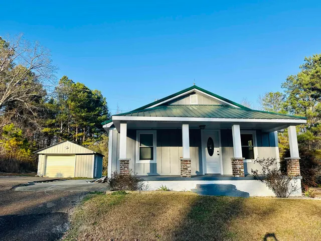 $179,900 | 1135 West Cherry Avenue, Selmer, TN 38375