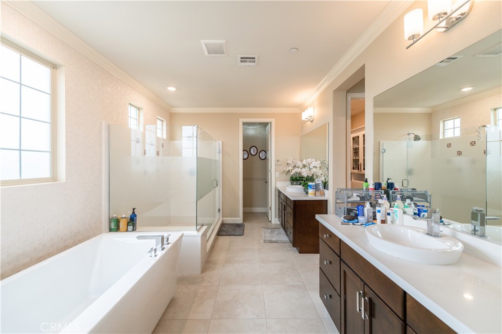 126 Nickel Irvine, CA 92618 - Photo 52 of 59 a bathroom with a bathtub a double vanity sink and mirror