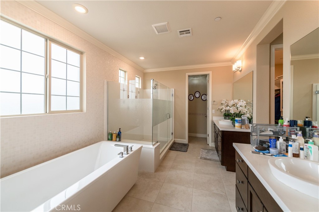 126 Nickel Irvine, CA 92618 - Photo 53 of 59 a bathroom with a tub a sink and a large mirror