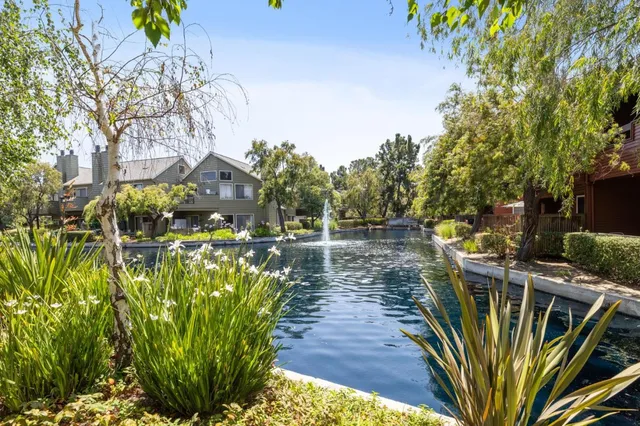 a view of a house with backyard