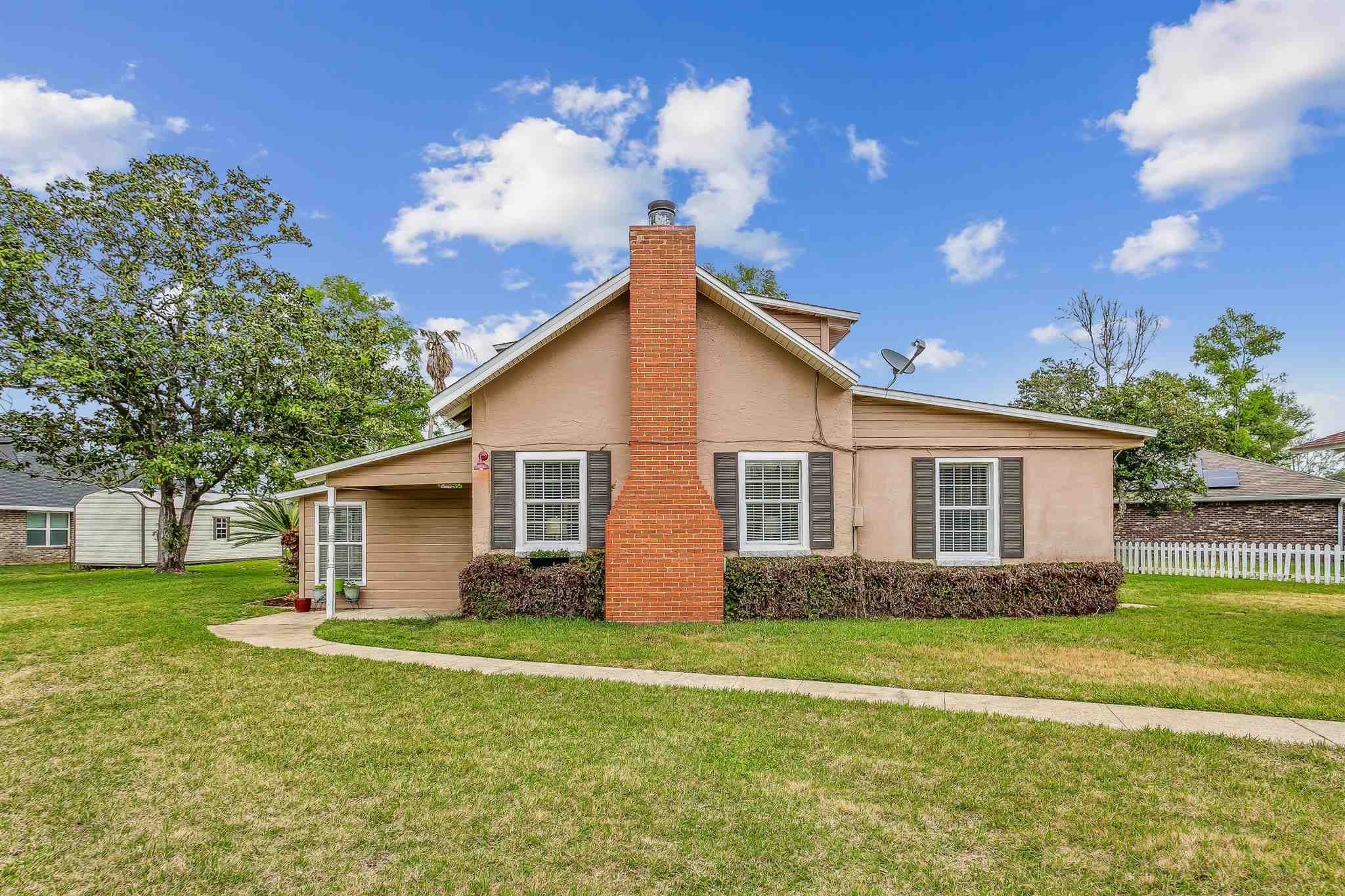 5926 Saufley Pines Road Pensacola, FL 32526 - Photo 2 of 35 a front view of house with yard and green space