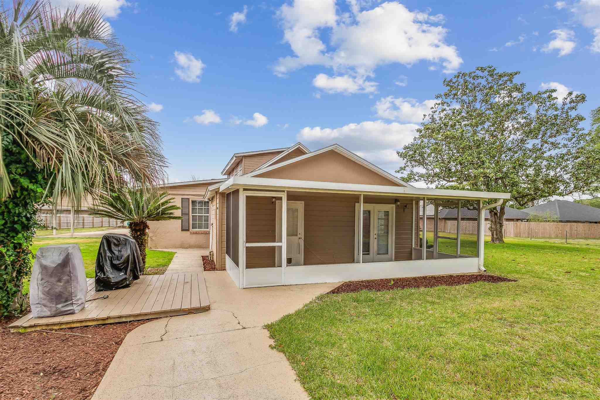 5926 Saufley Pines Road Pensacola, FL 32526 - Photo 28 of 35 a front view of a house with a garden