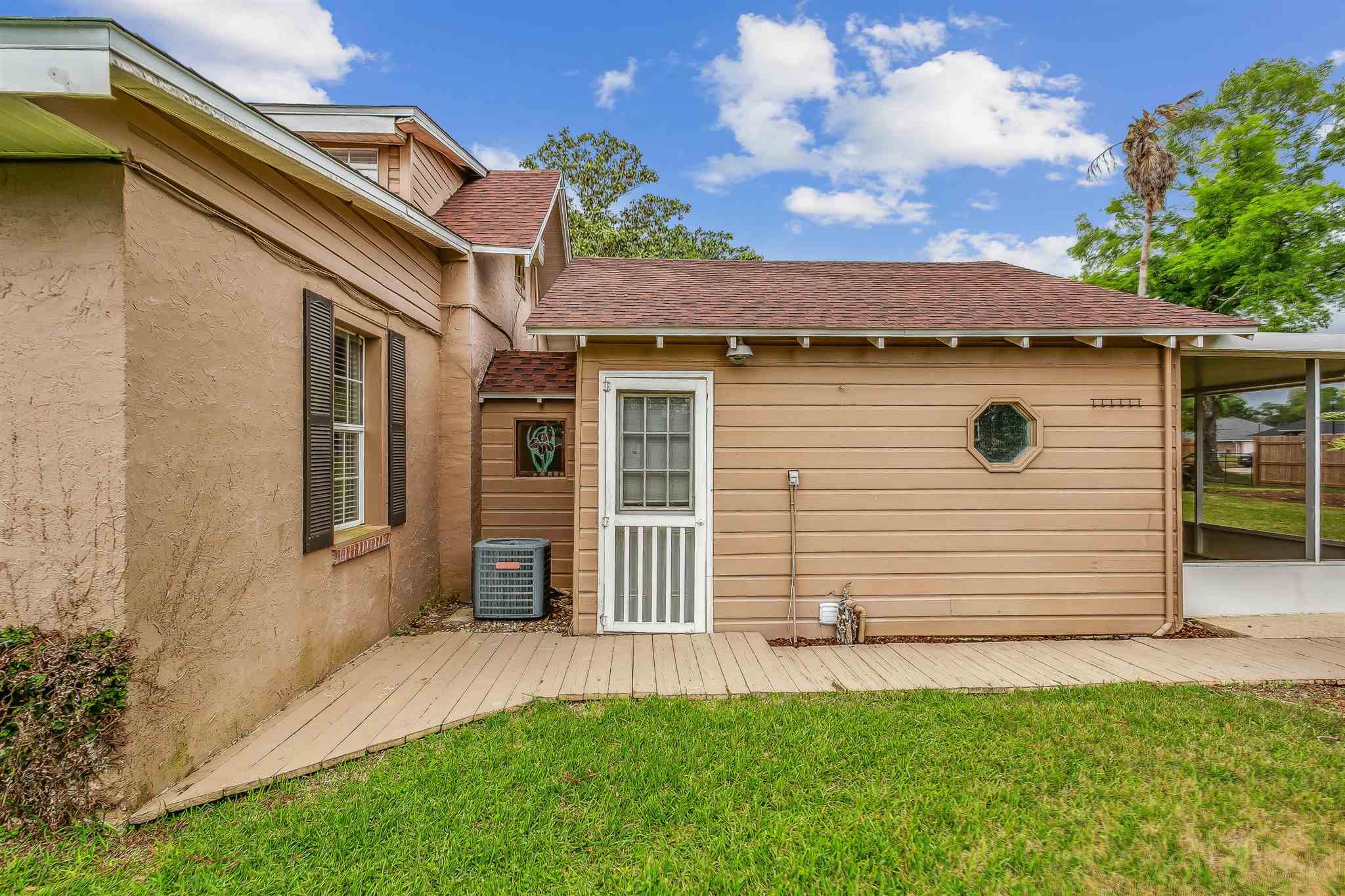 5926 Saufley Pines Road Pensacola, FL 32526 - Photo 33 of 35 a front view of a house with a garden