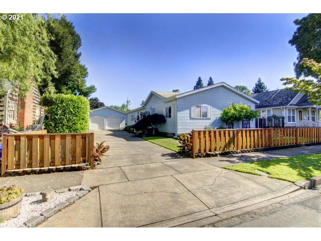 1036 E Street Springfield, OR 97477 - Photo 3 of 29