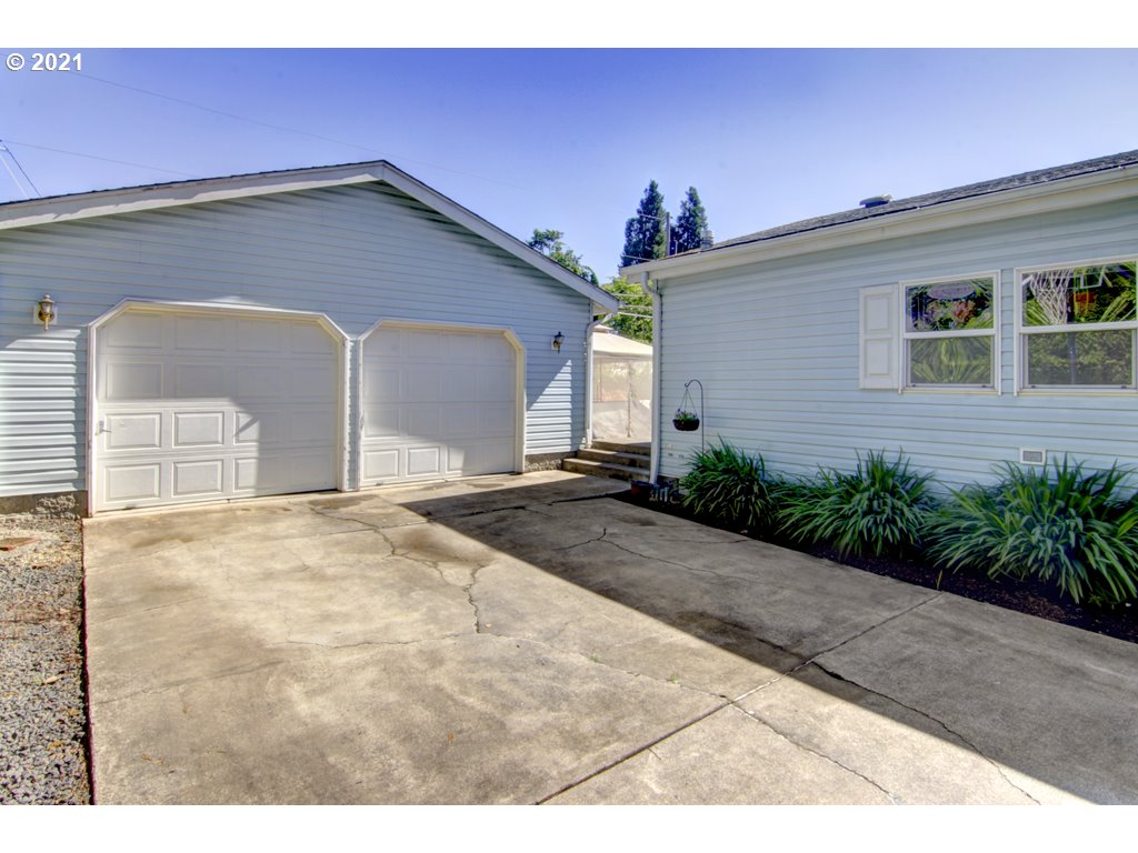1036 E Street Springfield, OR 97477 - Photo 22 of 29
