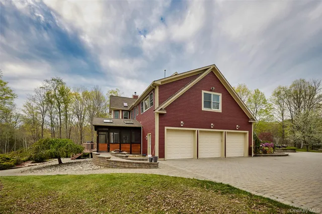 a view of a yard in front of house