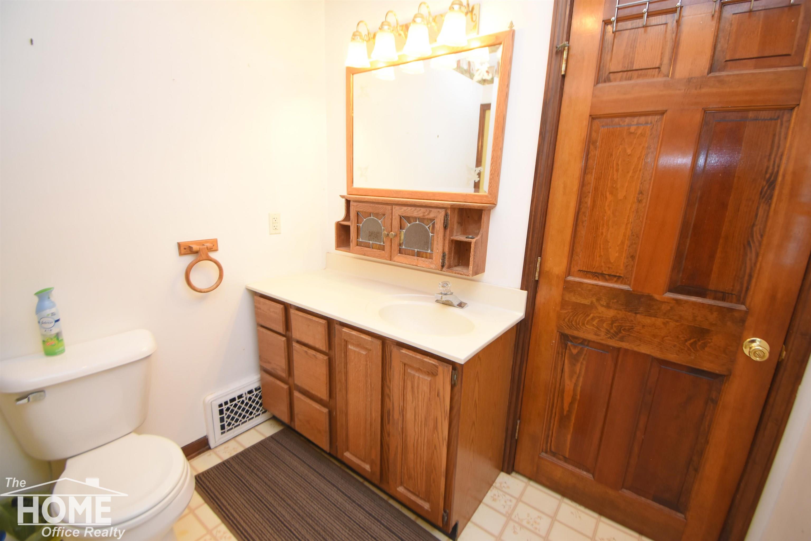 622 Keyte Street Owosso, MI 48867 - Photo 13 of 26 50116555-12.JPG
