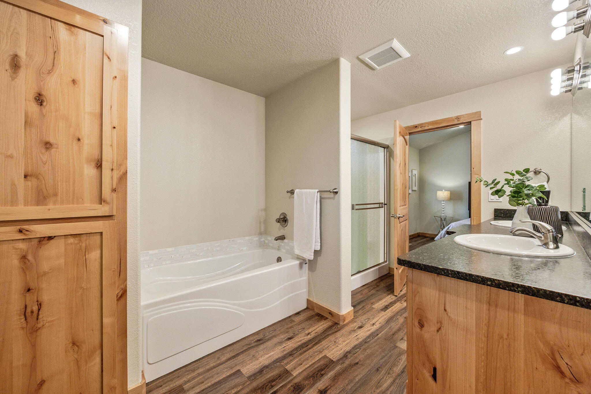2244 Spring Street Medford, OR 97504 - Photo 30 of 43 30-Primary Bath