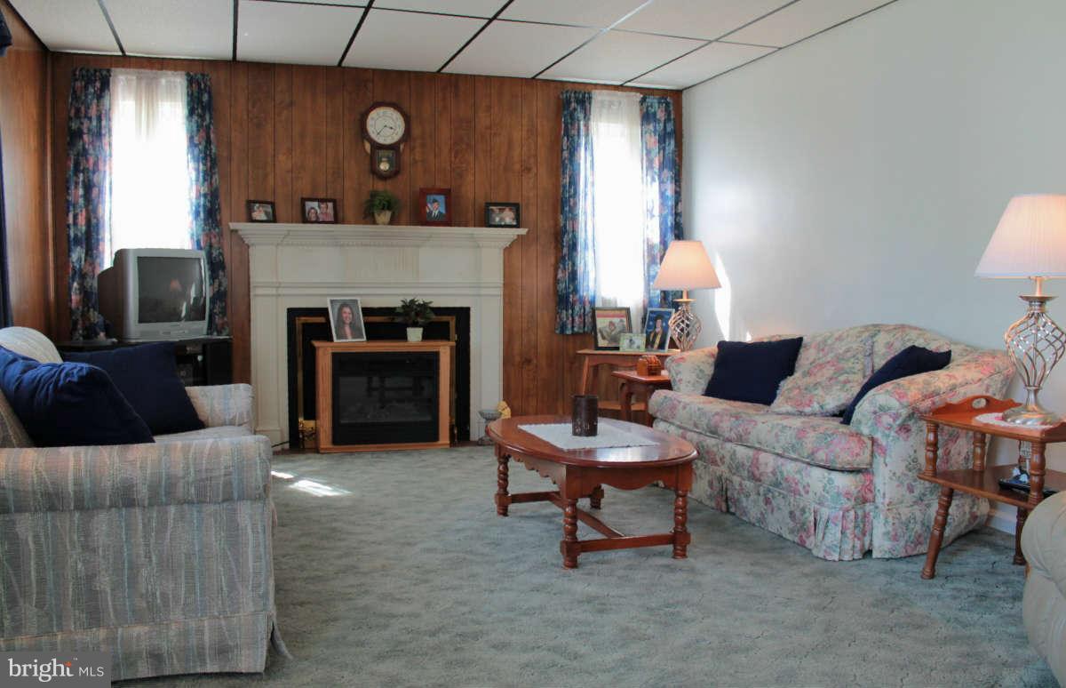 818 Medway Road Hagerstown, MD 21740 - Photo 15 of 30 Living Room