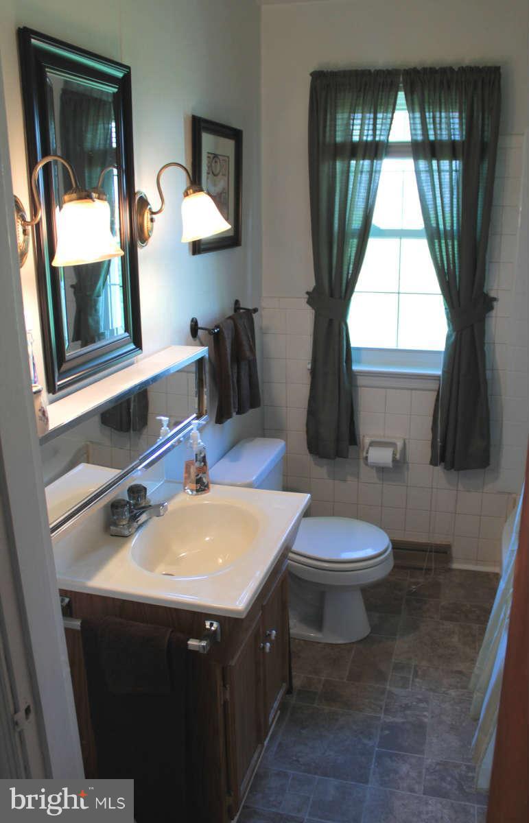 818 Medway Road Hagerstown, MD 21740 - Photo 23 of 30 Main Floor Bath with Tub/Shower Combo