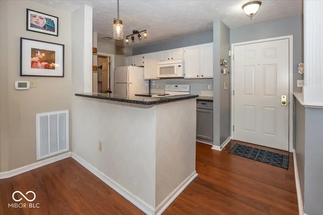 $170,000 | 8720 Yardley Court, Unit 203, Indianapolis, IN 46268