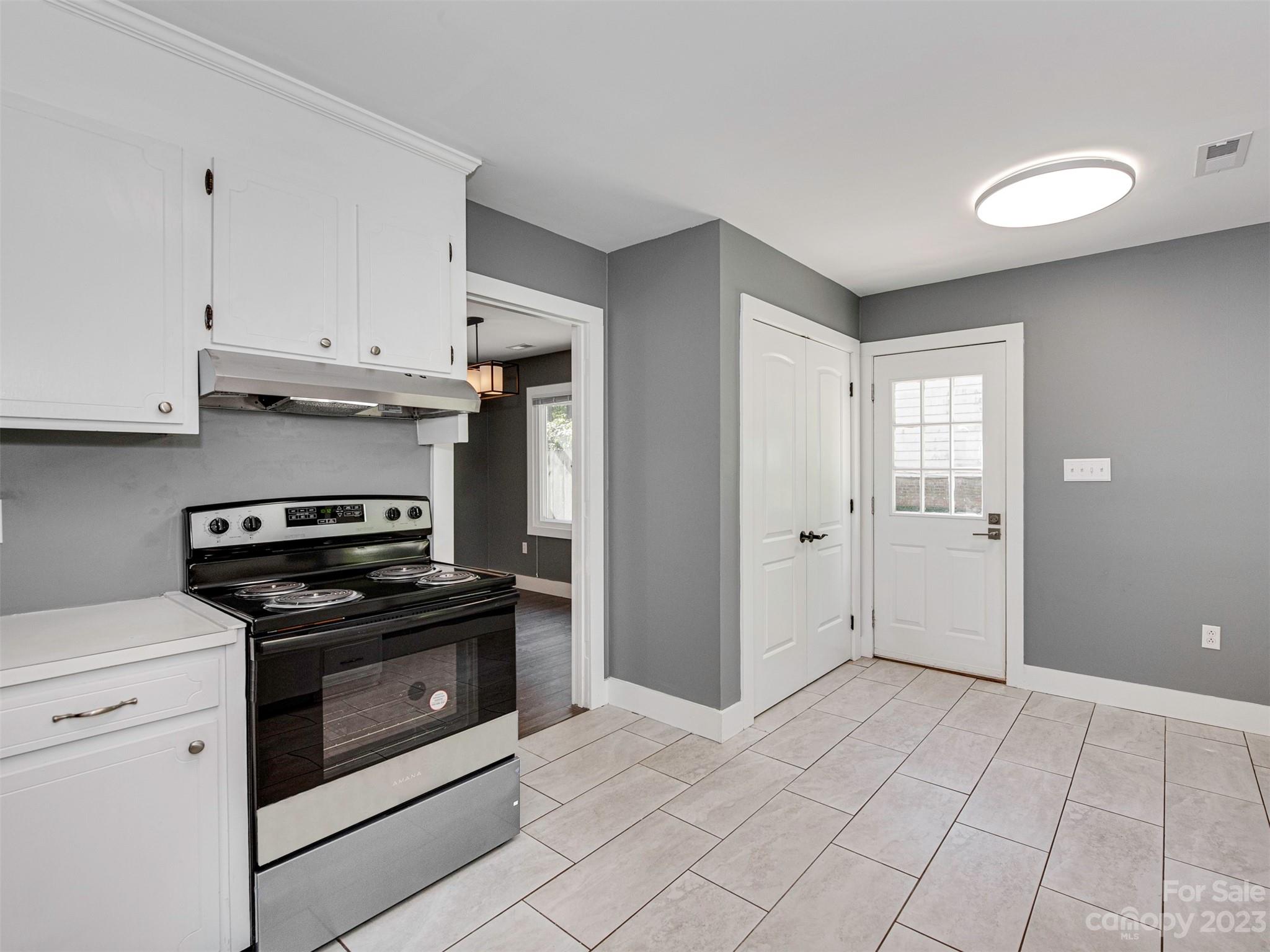 9613 Watergate Road Charlotte, NC 28270 - Photo 6 of 33 a kitchen with cabinets and appliances