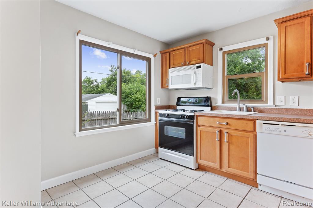 22850 Colgate Street Farmington, MI 48336 - Photo 9 of 25