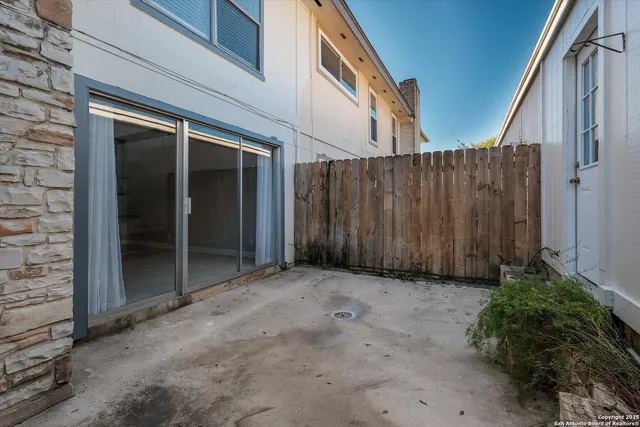 a view of a house with backyard