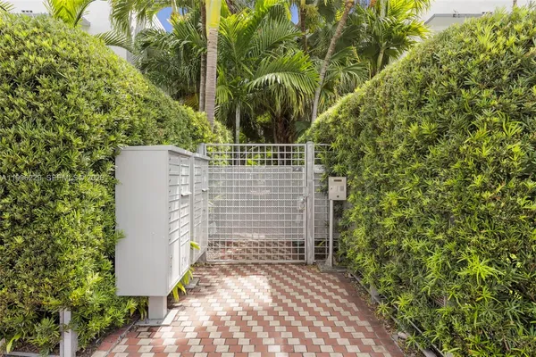$290,000 | 3915 Meridian Avenue, Unit 201, Miami Beach, FL 33140