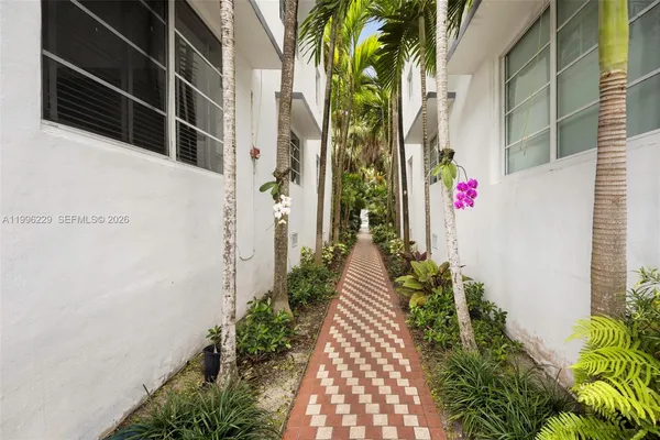 a view of a pathway with house on both side
