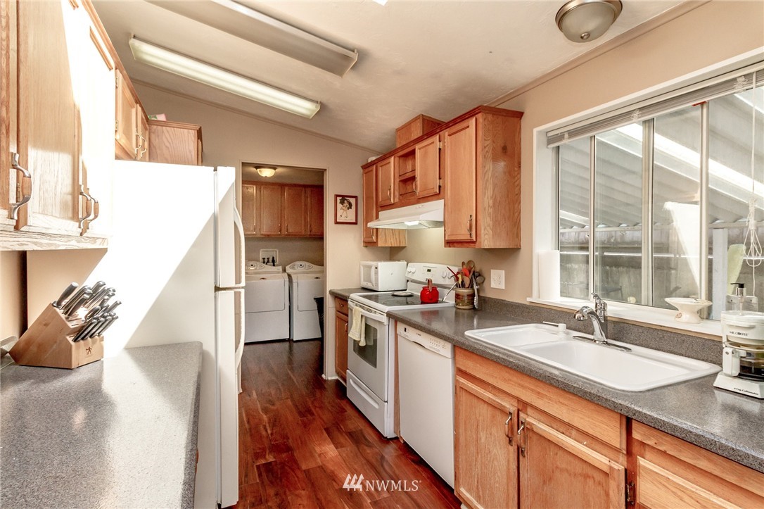 12516 Northeast 197th Court Bothell, WA 98011 - Photo 5 of 16 Gallery Image 5