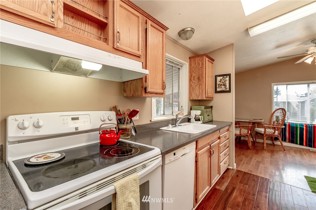 12516 Northeast 197th Court Bothell, WA 98011 - Photo 6 of 16 Gallery Image 6