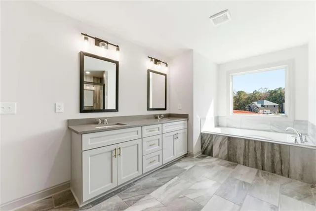 a view of entryway with a bathroom