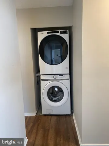 a close up view of a washer and dryer