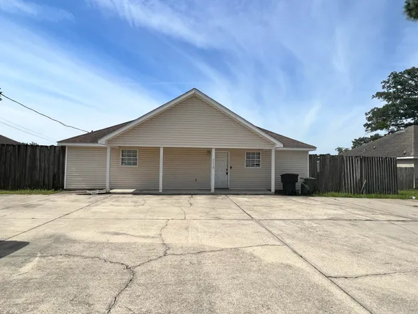 $2,600 | 2633 West Mission Road, Tallahassee, FL 32304