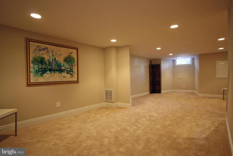 213 F Street Northeast Washington, DC 20002 - Photo 15 of 17 Family Room