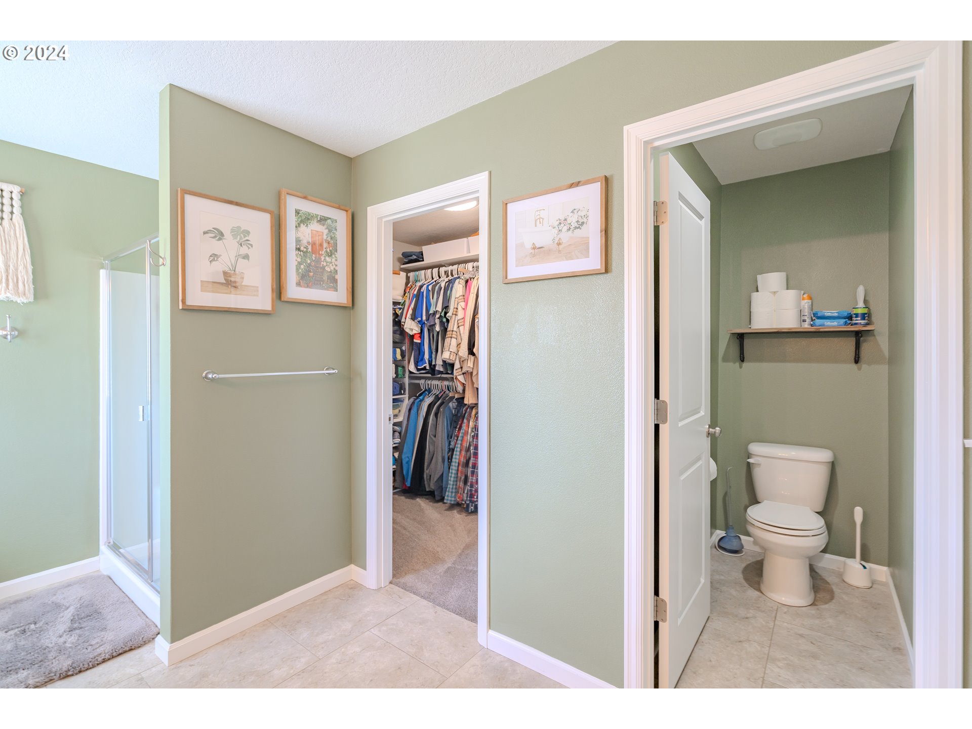 122 North 34th Court Ridgefield, WA 98642 - Photo 33 of 48 a bathroom with a toilet and a shower