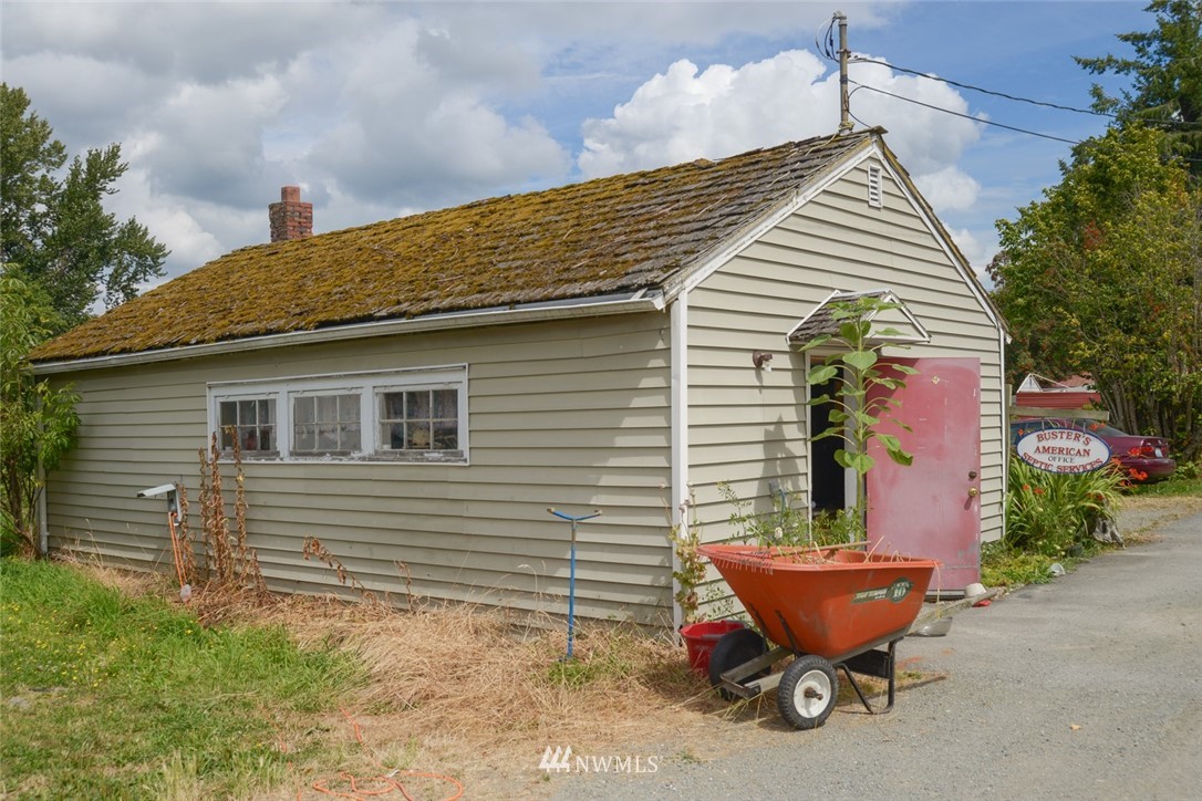 13392 Avon Allen Road Mount Vernon, WA 98273 - Photo 13 of 40 a backyard of a house with table and chairs