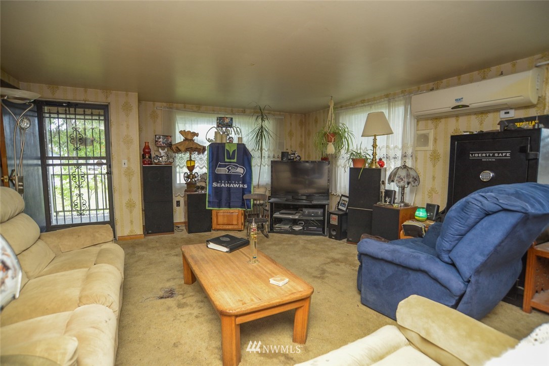 13392 Avon Allen Road Mount Vernon, WA 98273 - Photo 18 of 40 a living room with furniture and a window