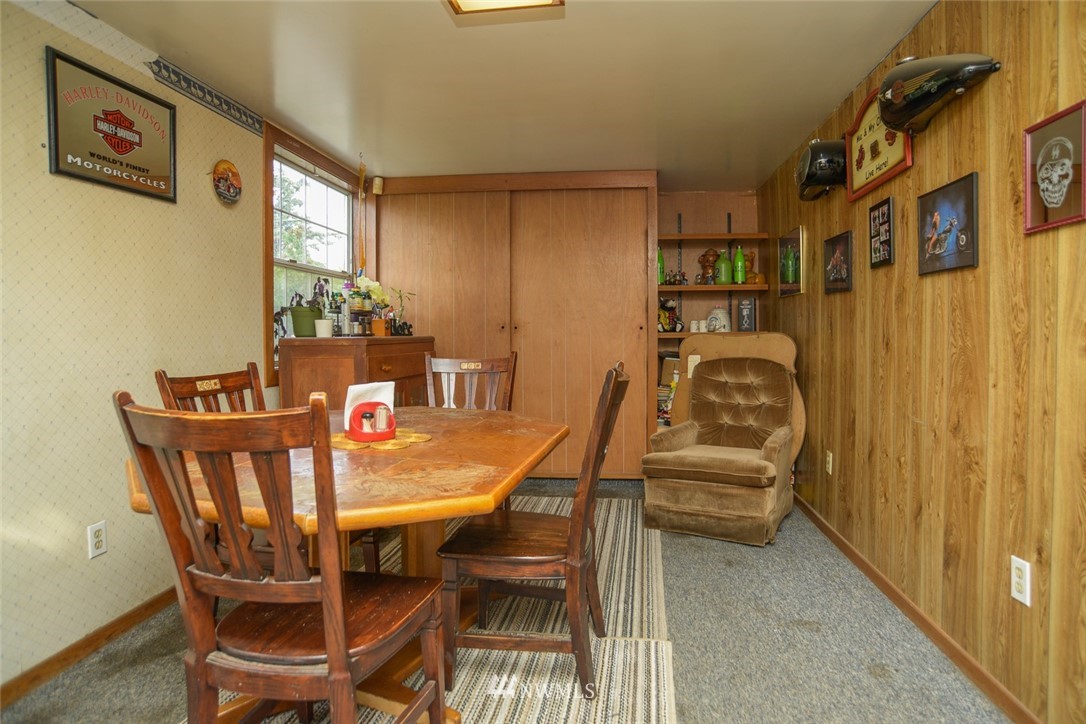 13392 Avon Allen Road Mount Vernon, WA 98273 - Photo 19 of 40 a view of a dining room with furniture