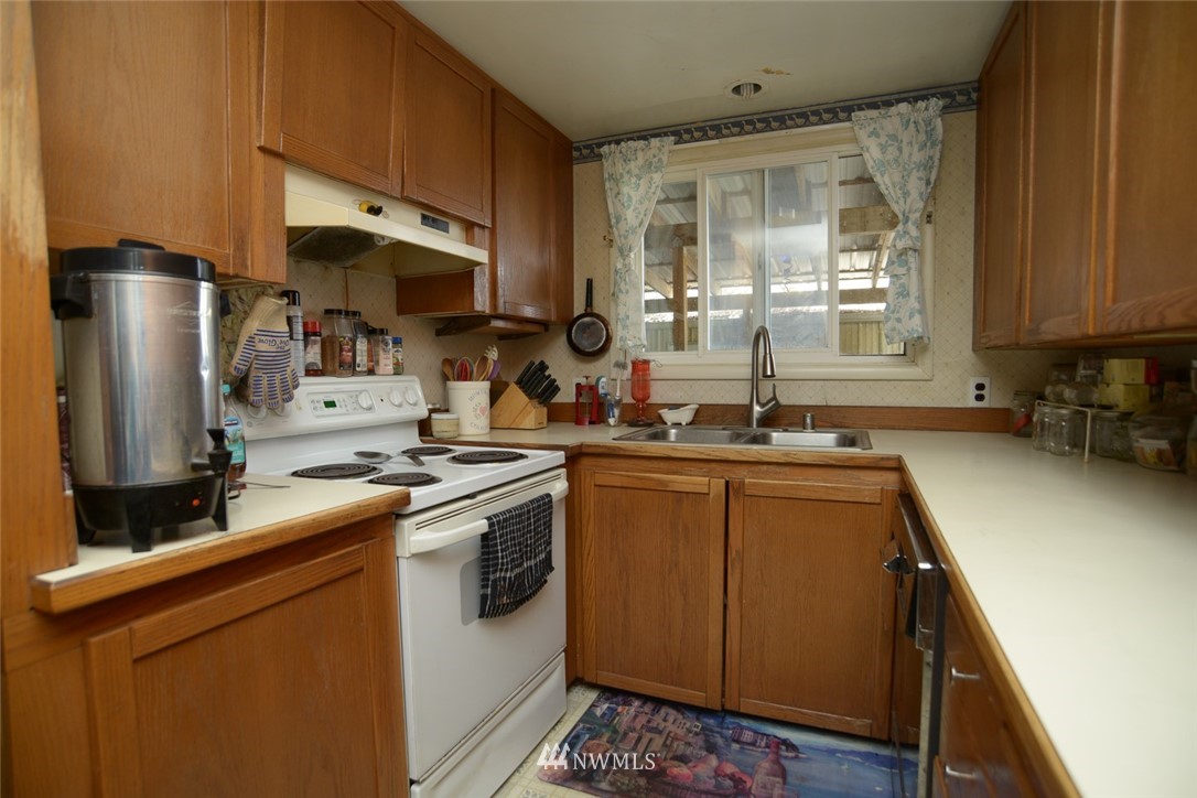 13392 Avon Allen Road Mount Vernon, WA 98273 - Photo 22 of 40 a kitchen with stainless steel appliances a sink stove and refrigerator