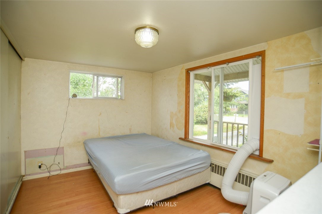 13392 Avon Allen Road Mount Vernon, WA 98273 - Photo 28 of 40 a bedroom with a bed and a window