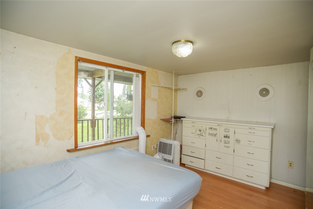 13392 Avon Allen Road Mount Vernon, WA 98273 - Photo 29 of 40 a view of a bedroom with cabinet