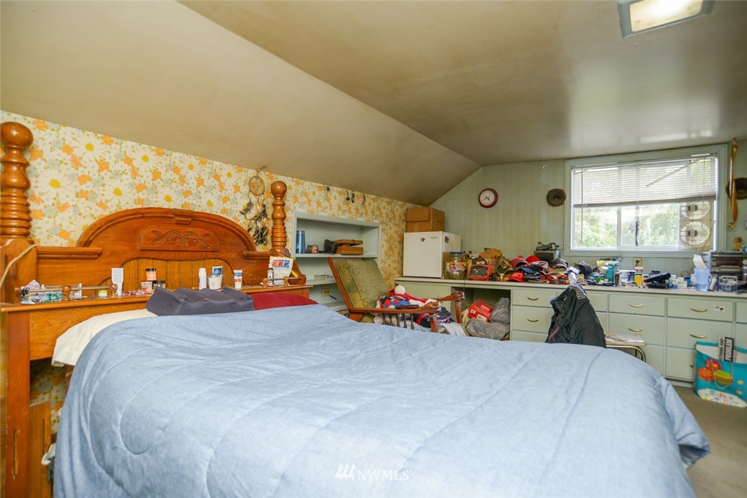 13392 Avon Allen Road Mount Vernon, WA 98273 - Photo 34 of 40 a bed room with a bed and a large window