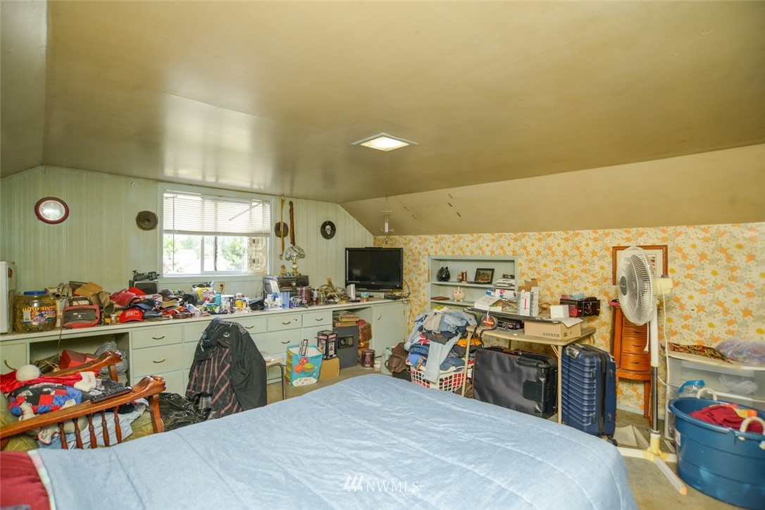 13392 Avon Allen Road Mount Vernon, WA 98273 - Photo 35 of 40 a view of a kitchen with fridge and a window
