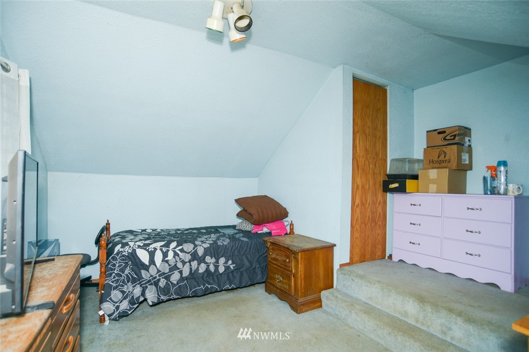 13392 Avon Allen Road Mount Vernon, WA 98273 - Photo 38 of 40 a bedroom with a bed and a dresser