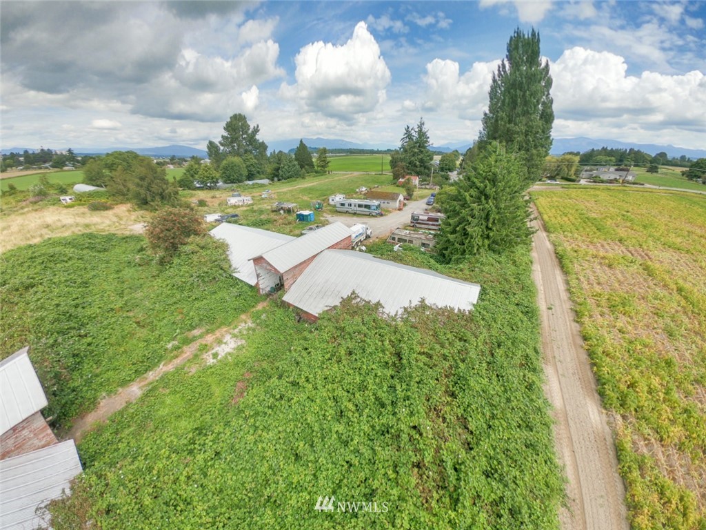 13392 Avon Allen Road Mount Vernon, WA 98273 - Photo 7 of 40 a view of a garden with houses