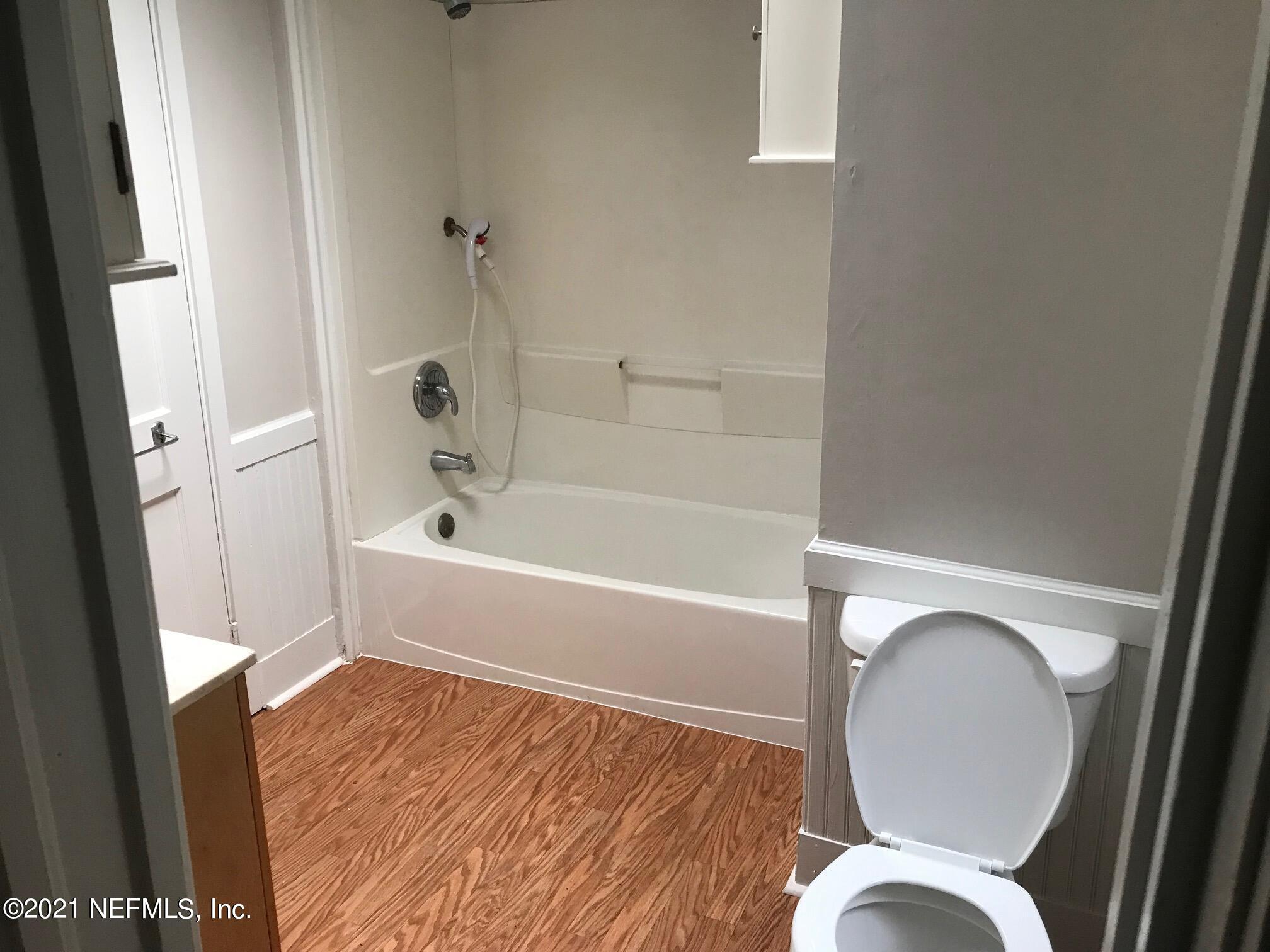 2751 Larsen Road Jacksonville, FL 32207 - Photo 18 of 27 Bathroom